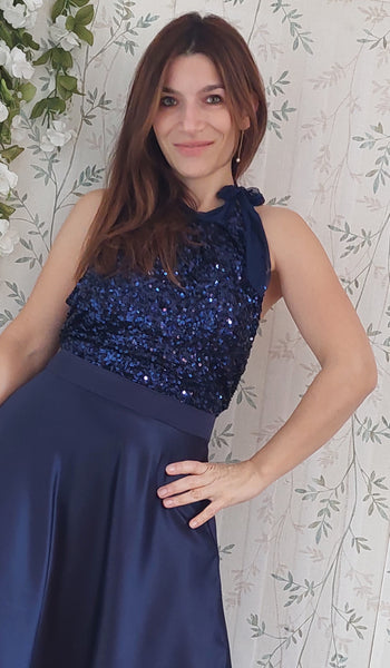 Top Lara, top con scollo all'americana, smanicato con fiocco al collo paillettes blu notte