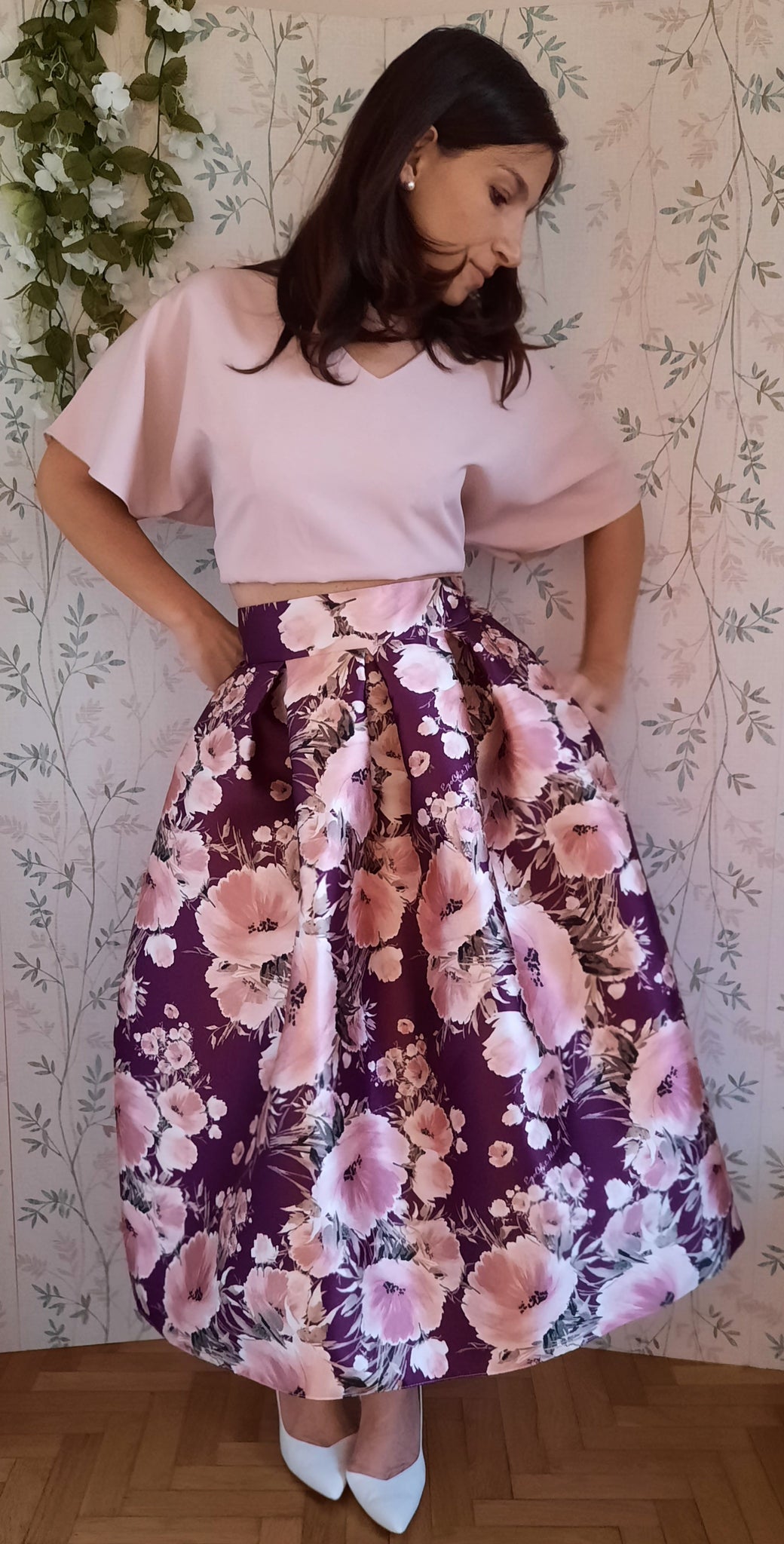 Gonna a pieghe Sabrina in stile anni '50, fantasia di fiori rosa su base viola con logo