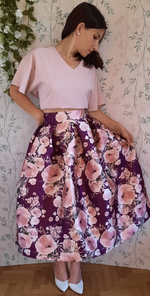 Gonna a pieghe Sabrina in stile anni '50, fantasia di fiori rosa su base viola con logo