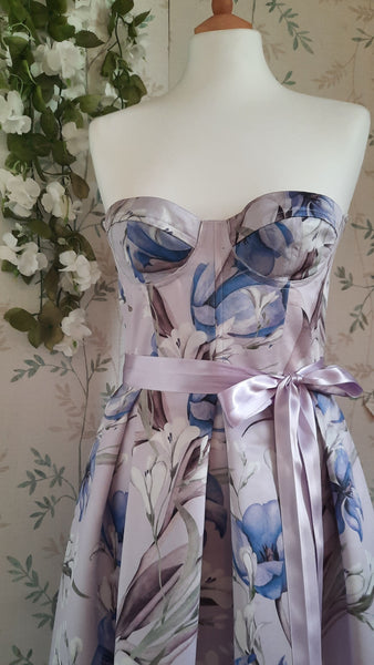 Abito Diana, abito a fiori lilla/viola, taglio a bustier con gonna a pieghe