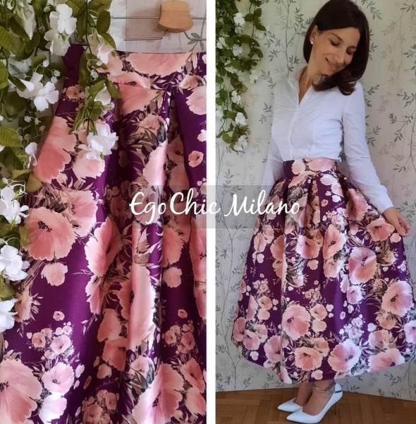 Gonna a pieghe Sabrina in stile anni '50, fantasia di fiori rosa su base viola con logo